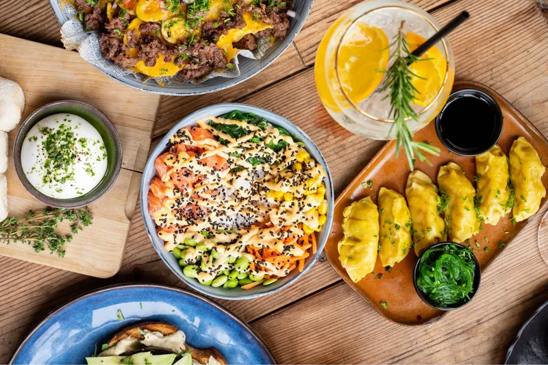Of je nu voor lunch of diner komt, de menukaart biedt een breed scala aan gerechten, van huisgemaakte burgers, Pokébowls tot veganistische gerechten.
