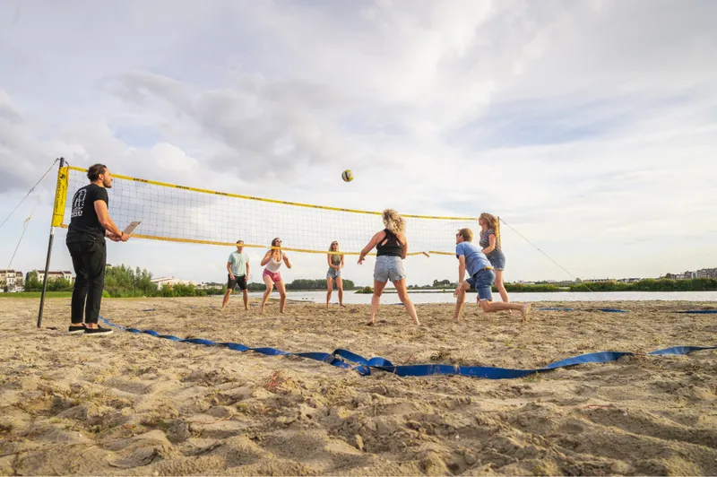 Bij Eemhof Watersport & Beachclub begrijpen we het belang van een goede samenwerking en daarom bieden wij diverse teambuilding activiteiten aan die je kunnen helpen om de teamgeest te versterken.