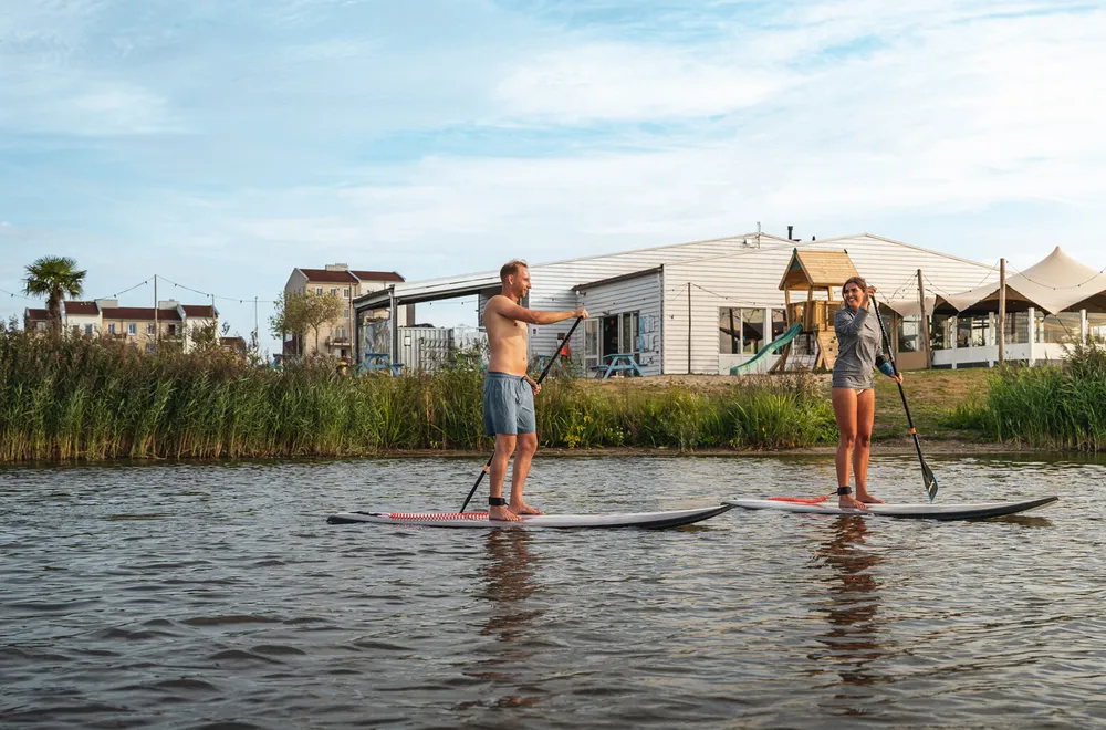 Suppen (stand-up paddle surfen) bij Eemhof Watersport & Beachclub is de ultieme activiteit om heerlijk te vertoeven op het water.