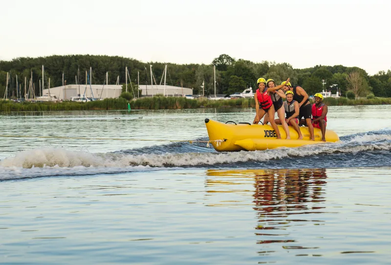 Stap op de opblaasbare banaan en laat je over de golven meeslepen over het Eemmeer.
