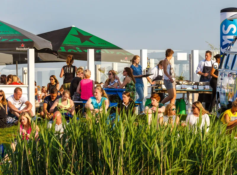 Stap uit de sleur van kantoor en maak van je volgende bedrijfsuitje iets bijzonders bij Eemhof Watersport & Beachclub.