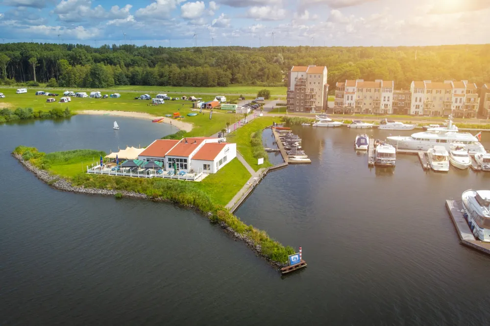 Bij Eemhof Watersport & Beachclub kun je niet alleen terecht voor lessen en cursussen, maar ook voor het huren van diverse watersportmaterialen.