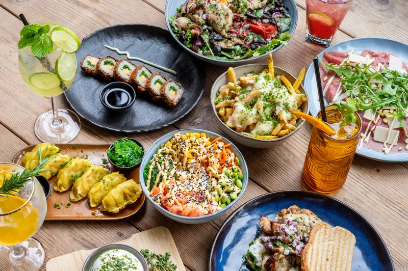 De menukaart biedt een breed scala aan huisgemaakte burgers, salades en diverse pokébowls met zalm, kip en een vegan optie.