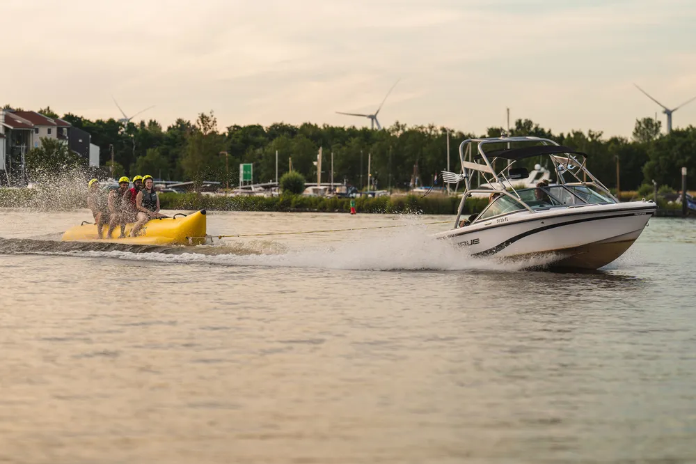 Banaanvaren op de bananenboot is een geweldige manier om de omgeving van het Eemmeer te verkennen.