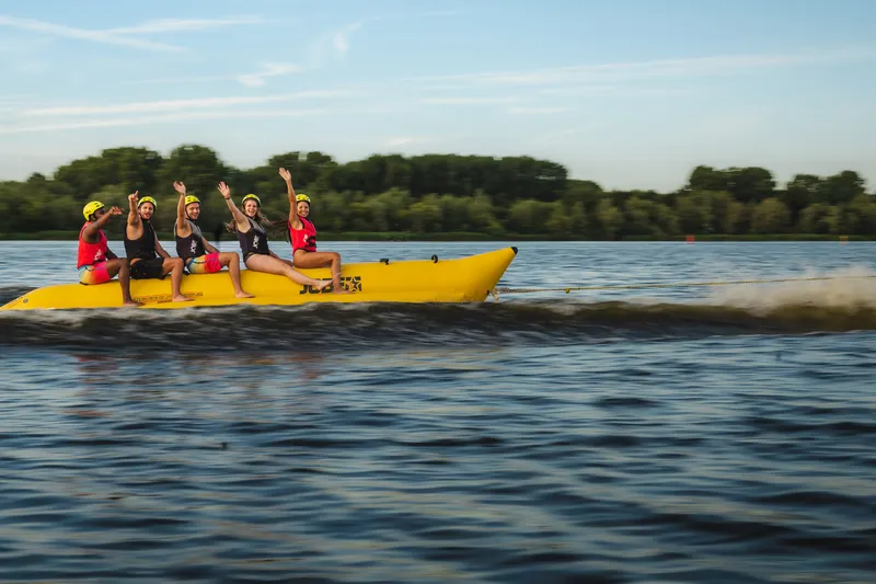 Onze ervaren instructeurs zullen je voorzien van tips en trucs om zo lang mogelijk op de bananenboot te blijven zitten en te genieten van het uitzicht.