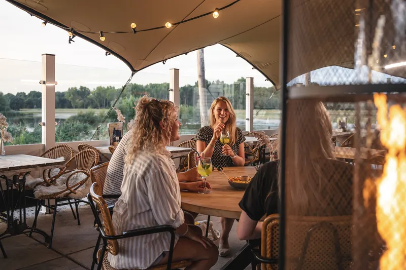 Bij Eemhof Beachclub geniet je van heerlijk eten en drinken tijdens jouw feest, uitje of bedrijfsevent.