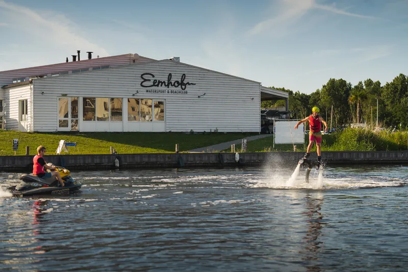 Boek nu je vlucht bij Eemhof Watersport & Beachclub en vlieg als een echte superheld.