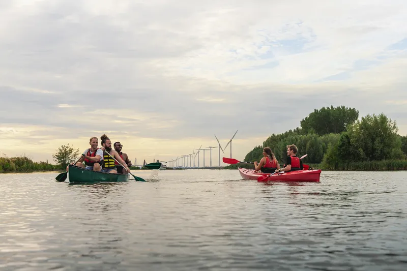Door te peddelen train je je armspieren, rugspieren en buikspieren.