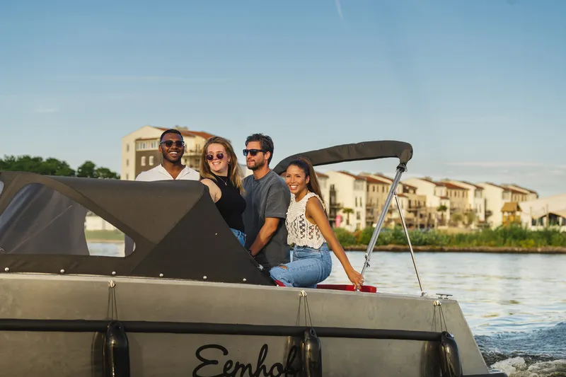 Het varen van een sloep is zeer eenvoudig en vereist geen speciale vaardigheden of vaarbewijs.