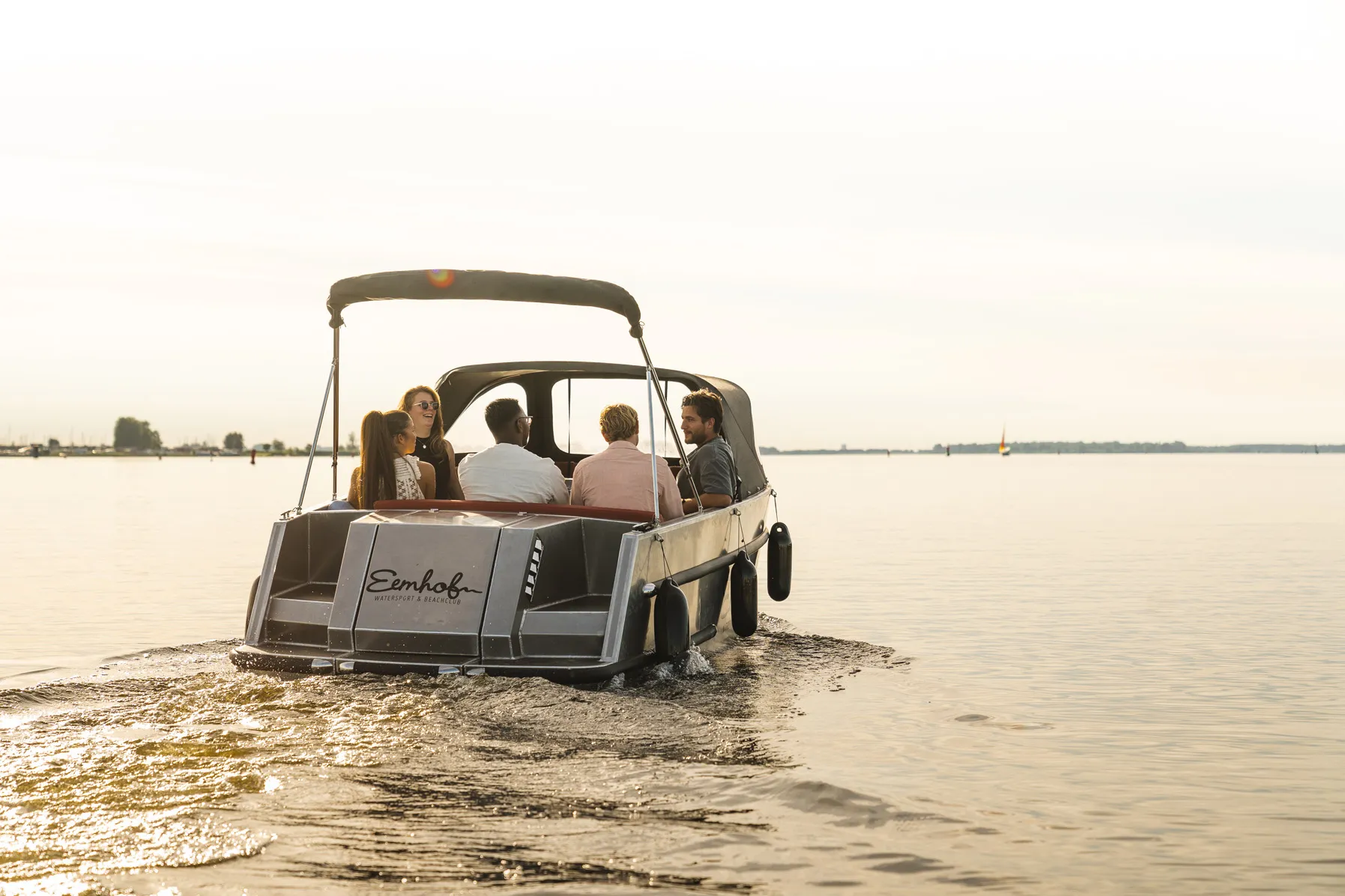 Luxe aluminium sloep van Eemhof Watersport & Beachclub in Zeewolde