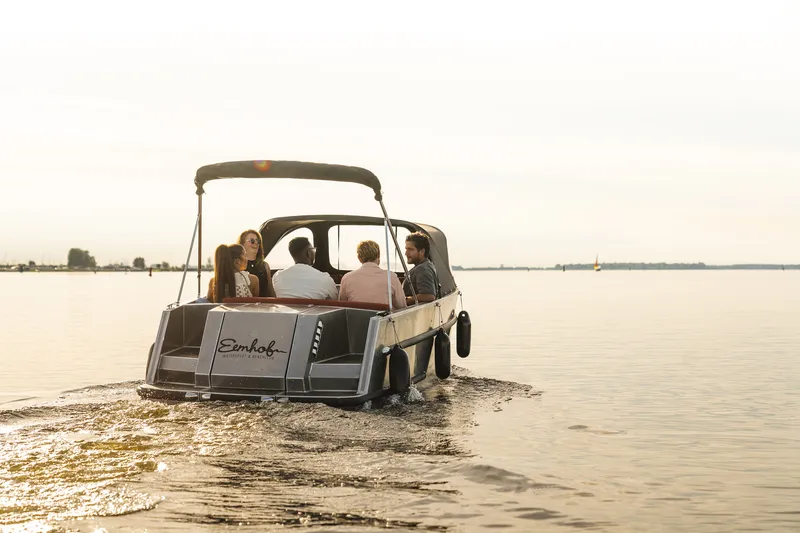 Reserveer nu een sloep en kom samen met vrienden of familie genieten van een heerlijk dagje op het water.