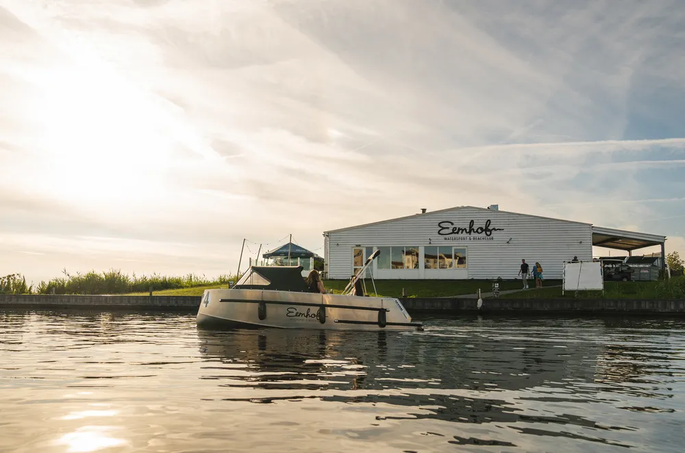 Huur een 6-persoonssloep voor een dagdeel of dag en geniet!