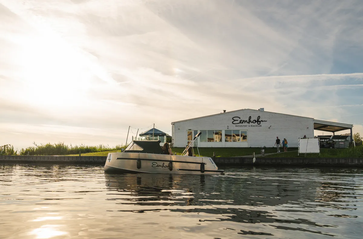 Wat kost een wakeboardles? Huur een 6-persoonssloep voor een dagdeel of dag en geniet!